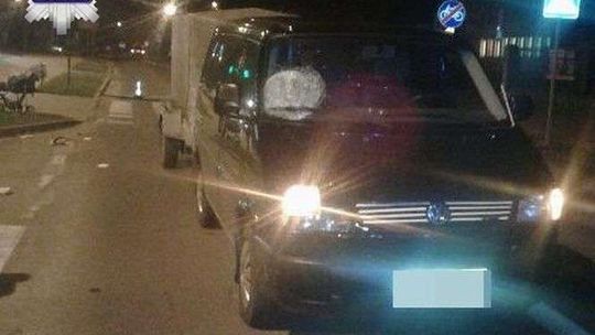 Schodził z przejścia i nagle na nie wrócił? Potrącił go samochód 