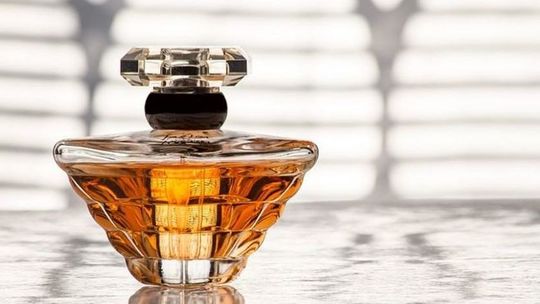 Schował perfumy do ubrania. Zauważył to ochroniarz 