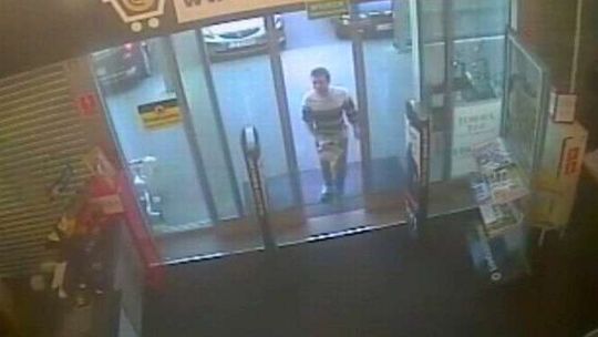 Schował pod swetrem konsolę do gier (wideo)