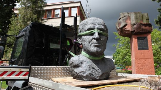 Ściągnął przemysł, rozbudował szkolnictwo, rozwinął miasto. Ale pomnik i tak trzeba było rozebrać, bo był komunistą
