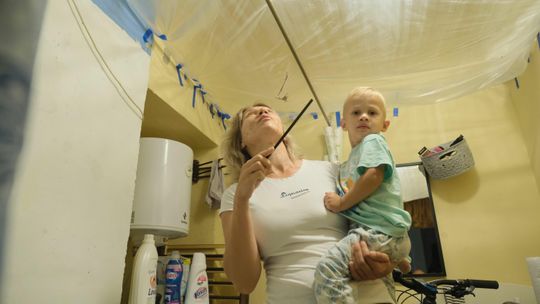 Ściana wody z sufitu w mieszkaniach w centrum Lublina. Remont zamienił ich życie w dramat