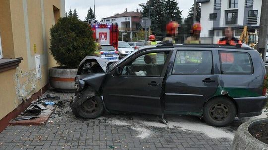 Ściana wytrzymała uderzenie, kierowca i pasażerka ranni
