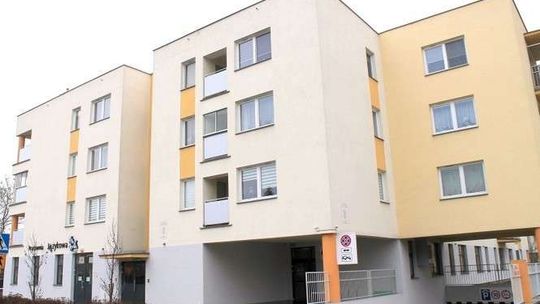 Ściany bloku pękają. Lokator idzie do sądu