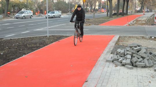 Ścieżka rowerowa przy ul. Koryznowej już się czerwieni