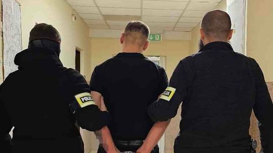 Ścigany dwoma listami gończymi schował się w szafie 