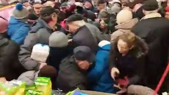 Ścisk i przepychanki w sklepie. Promocja na cukier w Carrefour w Chełmie (wideo)