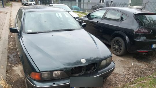 Seat, BMW i volkswagen porzucone na ulicy. Ludzie od roku proszą o usunięcie wraków. Zdjęcia
