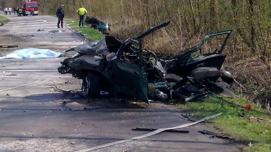 Seat po zderzeniu z tirem rozpadł się i zapalił. Nie żyje 19-latek 