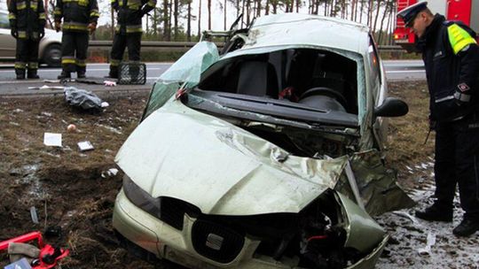 Seat wypadł z drogi na krajowej \"trójce\". Kierowcę reanimowano