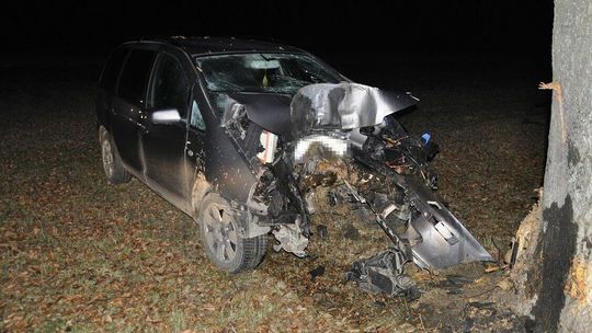 Seatem w drzewo. Kierowcę musieli wycinać z wraku