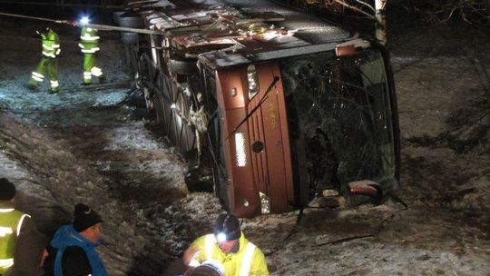 Sędki: Wypadek autobusu. Trzy osoby przygniecione, jedna nie żyje (zdjęcia)