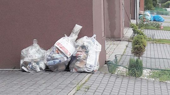 Segregacja po nowemu w Lublinie. Kontenerów jeszcze nie ma, a worki już pełne