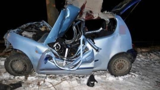 Seicento rozbite na drzewie. Dwie osoby nie żyją