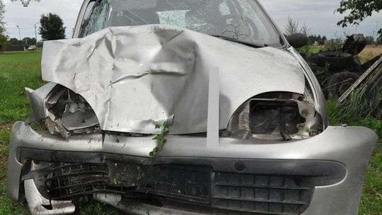 Seicento uderzyło w drzewo. 62-latka w szpitalu (zdjęcia)