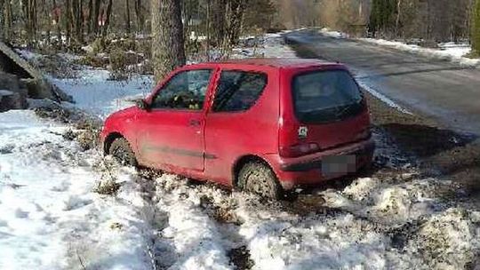 Seicento w rowie, a kierowca twierdzi, że był pasażerem. Nie przewidział jednego