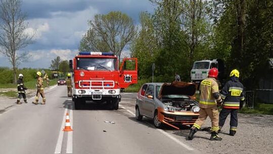Seicento zderzyło się z motorowerem. 55-latek trafił do szpitala