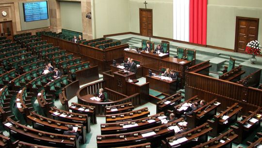 Sejm za dalszym czasowym zawieszeniem prawa do składania wniosków o azyl