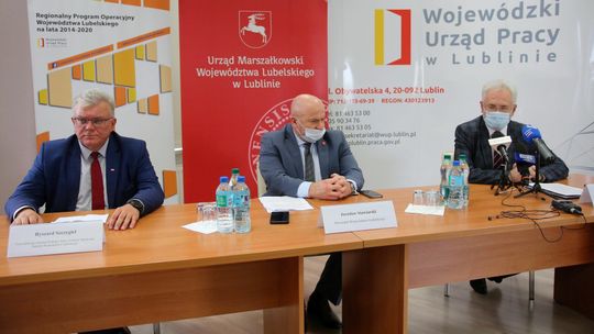 Sejmik już nie jest anty-LGBT, a marszałek wciąż czeka na odblokowanie pieniędzy