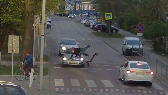 Sekunda nieuwagi, o krok od tragedii. Dwie nastolatki na hulajnodze wjechały w samochód