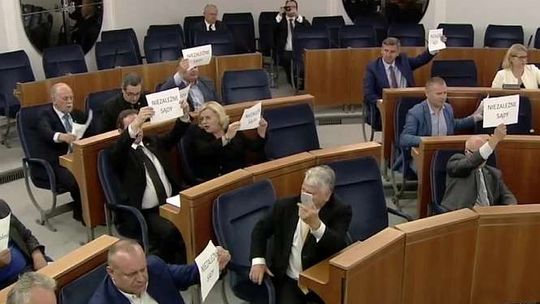 Senat przyjął w nocy ustawę o Sądzie Najwyższym. Bez żadnych poprawek