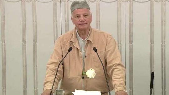 Senator PO w więziennym stroju: Czy symbolem Polski będzie drelich, czy biała róża?