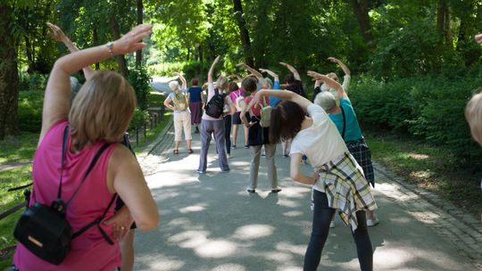 Seniorze wyjdź z domu. Rusza program "Aktywny senior latem"