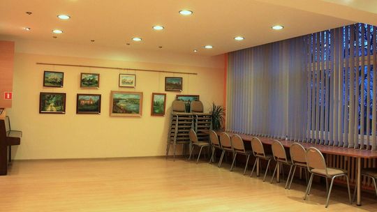 Seniorzy chcą tańczyć, ale jest przeszkoda. "Podłoga jest ważniejsza od ludzi"