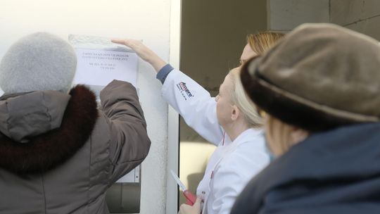 Seniorzy mają problemy z zapisaniem się na szczepienia. "Nikt nic nie wie, w końcu zrezygnowałem"