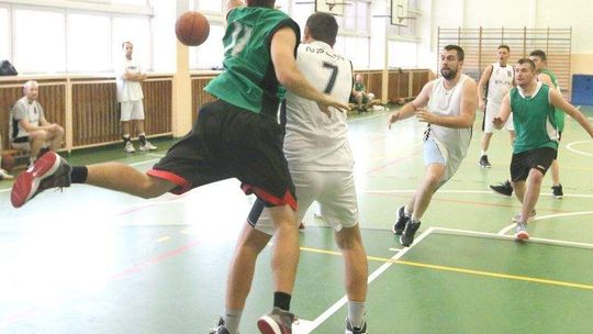 Seniorzy też grają w kosza. I to jak! Ruszyła Liga Maxi (wideo)