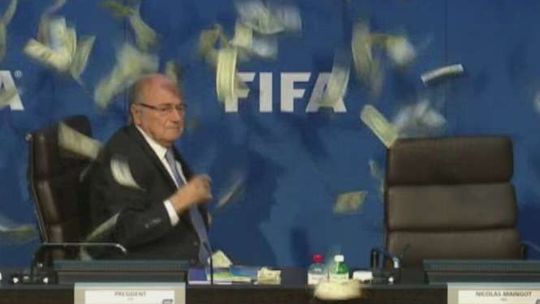 Sepp Blatter obrzucony banknotami podczas konferencji prasowej