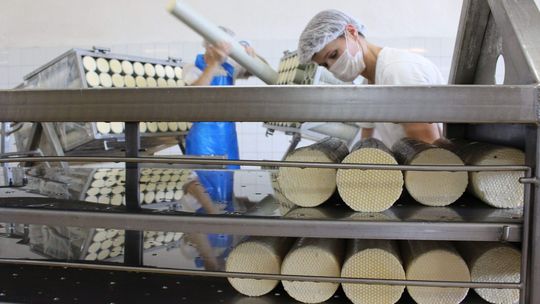 Ser salami nasz, ale z daleka