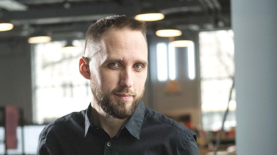 "Serce” ma boleć. Rozmowa z pisarzem Bartoszem Szczygielskim