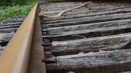 Serebrzyszcze: Pociąg potrącił kobietę. Leżała na torach