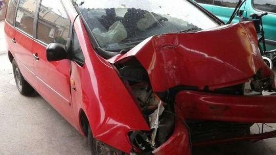 Serokomla: Zjechał z drogi i uderzył w drzewo. Zginął na miejscu