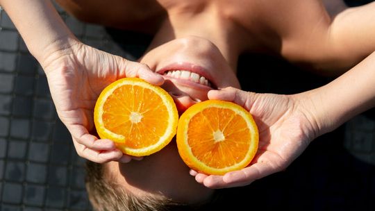 Serum z witaminą C – jak je wybierać i stosować z sensem