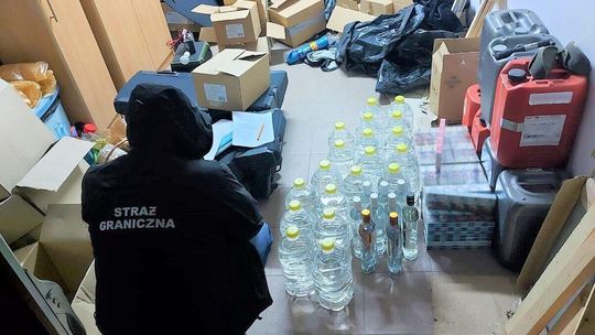 Setki litrów spirytusu i wódki, tysiące paczek papierosów. Tyle zgromadził 49-latek