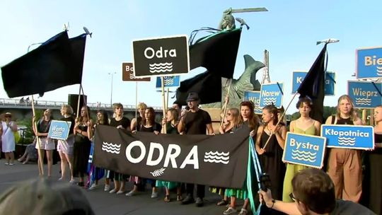 Setki osób przeszły nad Wisłą w marszu żałobnym dla Odry