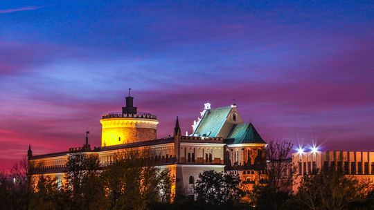Widok Zamku Lubelskiego na tle zachodzącego słońca