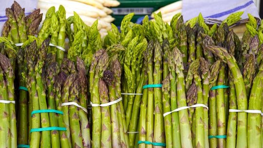 Sezon na szparagi. Kilka pomysłów jak je przyrządzić