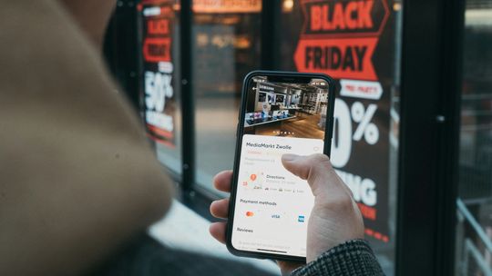 Sezonowy boom w e-commerce. Jak przygotować widoczność sklepu na Black Friday i święta?