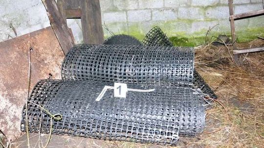 Siatka w poprzek drogi krajowej. Samochód uderzył w barykadę