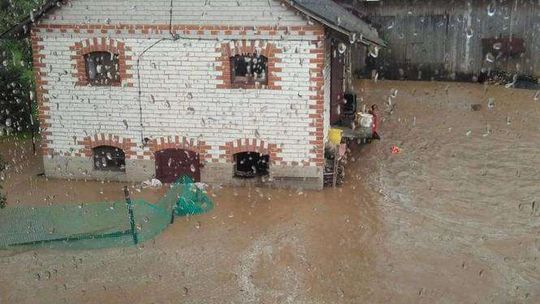 Siedliska po burzy. Zalane drogi i posesje (wideo, zdjęcia)