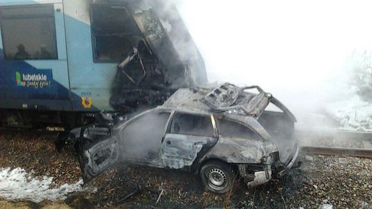 Siedliska: Szynobus wjechał w mercedesa zostawionego na torach