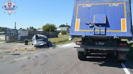 Siedliszcze: Ciężarówka wjeżdżała na posesję i zderzyła się ze skodą