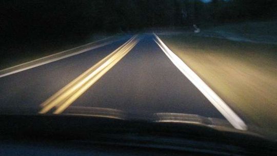 Siedział na jezdni, zginął pod kołami auta