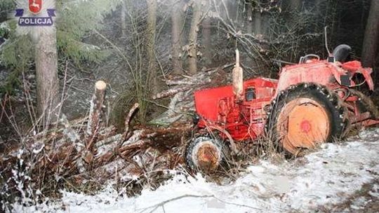 Siedział na wozie ciągniętym przez traktor, zginął przygnieciony drzewem