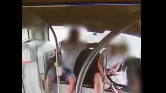 Siedziała spokojnie w miejskim autobusie i nagle dostała w twarz. Jest nagranie