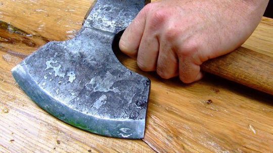 Siekierą porąbali samochód, chcieli też odciąć rękę