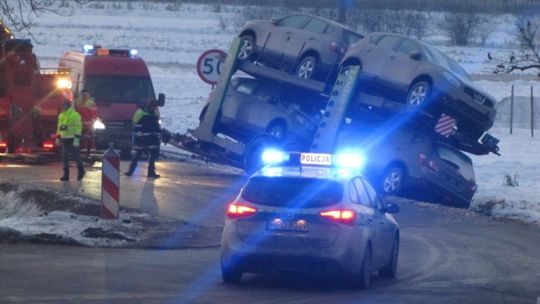 Sielce: Ciężarówka przewożąca samochody wpadła do rowu 