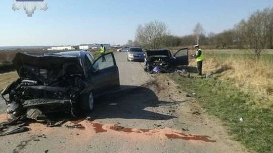 Sielce: Czołowe zderzenie dwóch osobówek